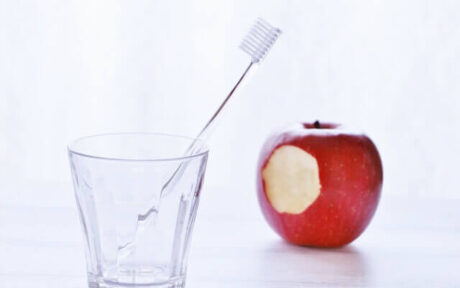 リンゴと歯ブラシ