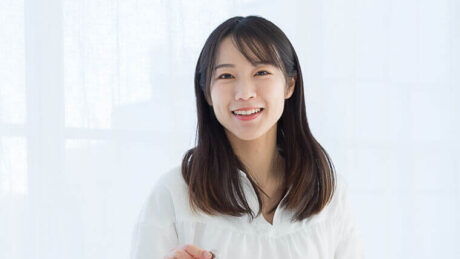 白い歯の女性