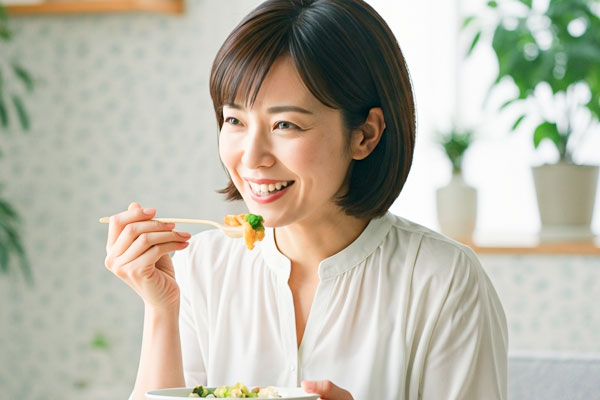 食事を楽しむ女性