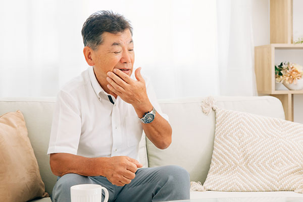 入れ歯を気にするシニア男性