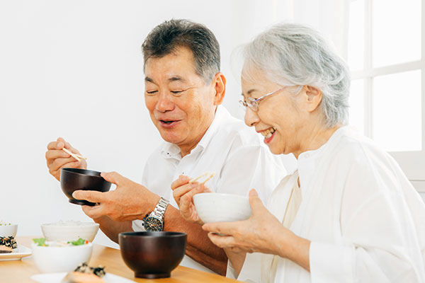 食事を楽しむ夫婦